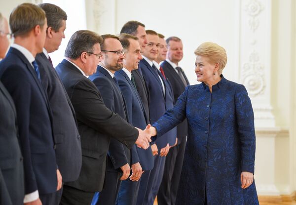 Уходящий президент Литвы поблагодарила кабмин за работу Уходящий президент Литвы поблагодарила кабмин за работу - Sputnik Литва