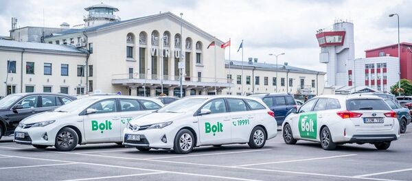 Площадка для кратковременной остановки такси в вильнюсском аэропорту Площадка для кратковременной остановки такси в вильнюсском аэропорту - Sputnik Lietuva