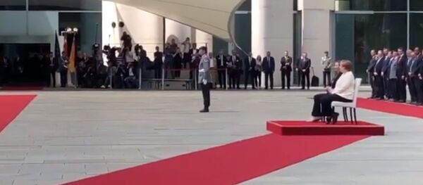 После череды приступов Меркель на встрече в Берлине слушала гимны стран сидя После череды приступов Меркель на встрече в Берлине слушала гимны стран сидя - Sputnik Lietuva