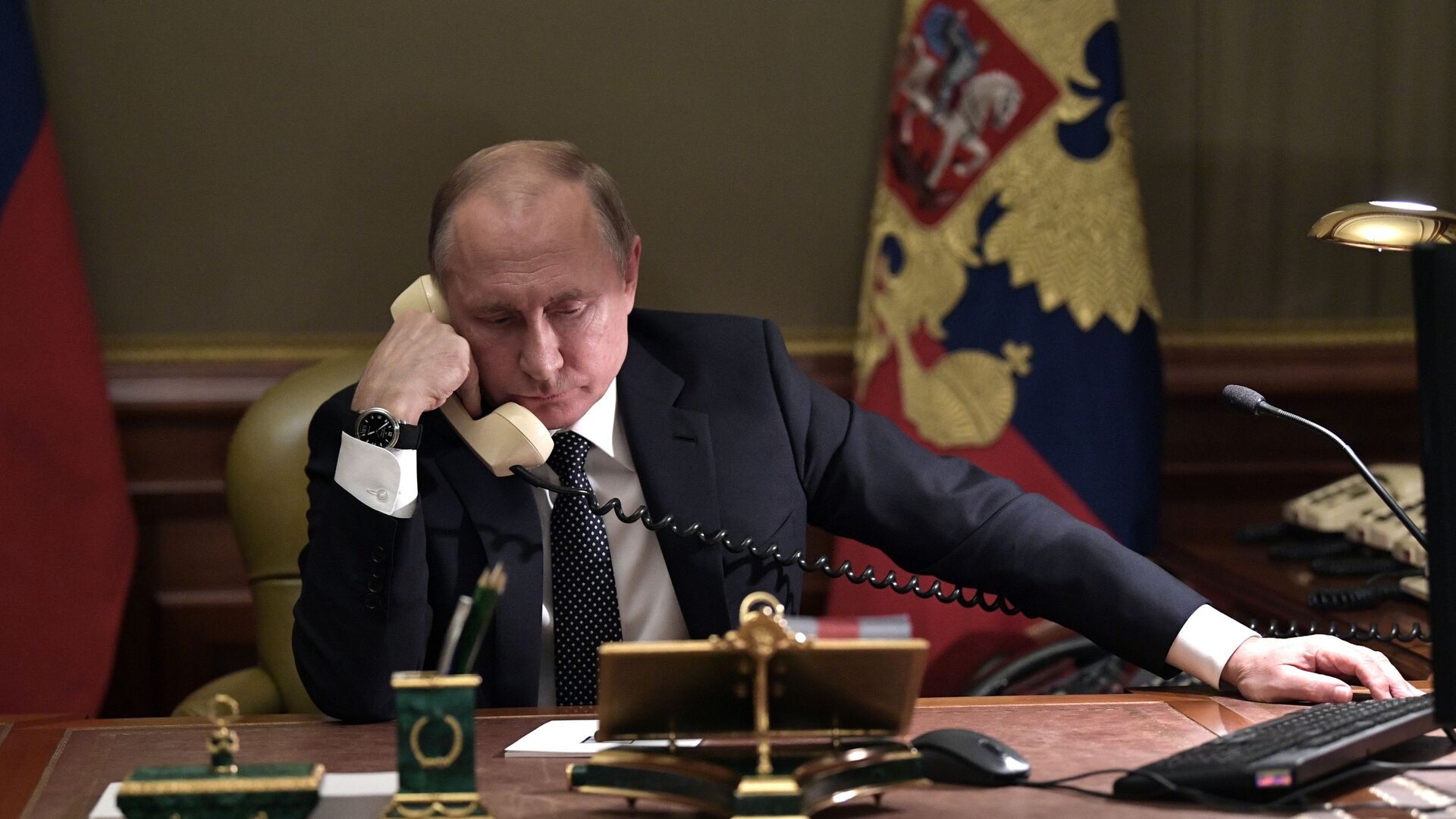Rusijos prezidentas Vladimiras Putinas kalbasi telefonu - Sputnik Lietuva, 1920, 28.02.2022