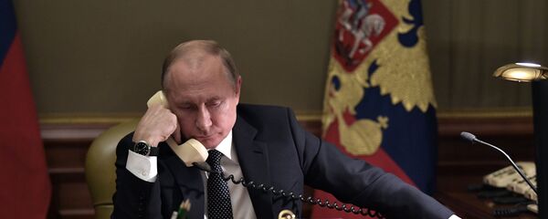 Президент России Владимир Путин разговаривает по телефону, архивное фото - Sputnik Литва