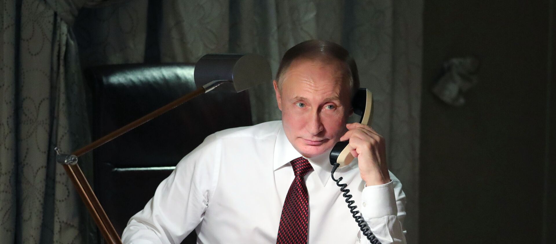 Президент России Владимир Путин разговаривает по телефону, архивное фото - Sputnik Lietuva, 1920, 13.04.2021