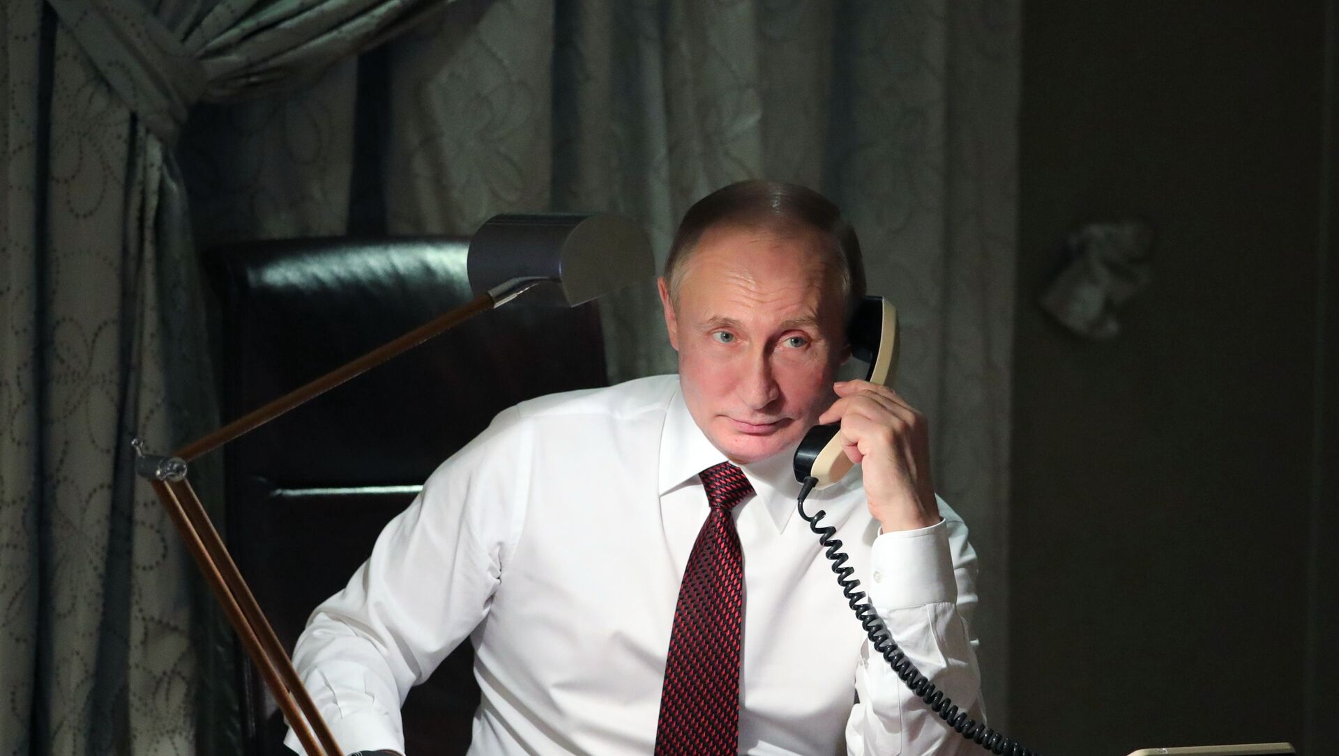 Президент России Владимир Путин разговаривает по телефону, архивное фото - Sputnik Lietuva, 1920, 13.04.2021