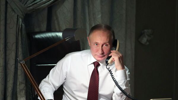 Президент России Владимир Путин разговаривает по телефону, архивное фото - Sputnik Lietuva
