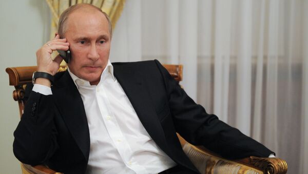 Президент России Владимир Путин разговаривает по телефону, архивное фото - Sputnik Lietuva