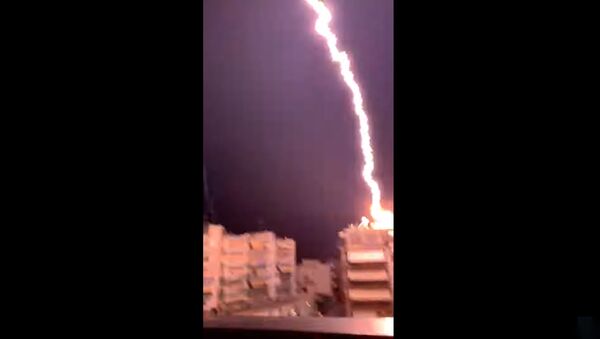 В Сети появилось видео мощнейшего разряда молнии во время шторма в Греции - Sputnik Литва