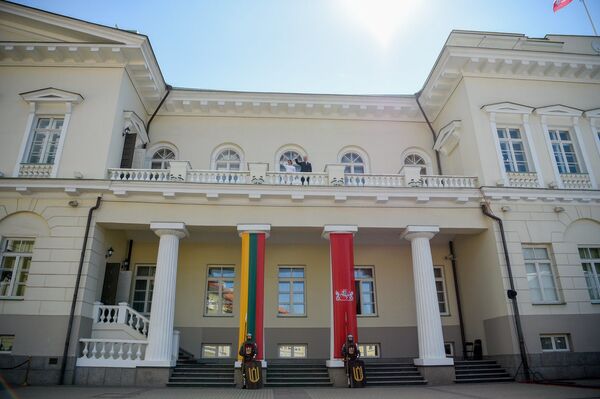 Грибаускайте передала президентский дворец новому главе Литвы Грибаускайте передала президентский дворец новому главе Литвы - Sputnik Литва