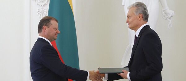 Премьер-министр Саулюс Сквернялис возвращает полномочия Гитанасу Науседе, 12 июля 2019 года - Sputnik Литва