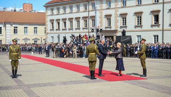 Даля Грибаускйте передает печать новому президенту Литвы Гитанасу Науседе, 12 июля 2019 года - Sputnik Литва