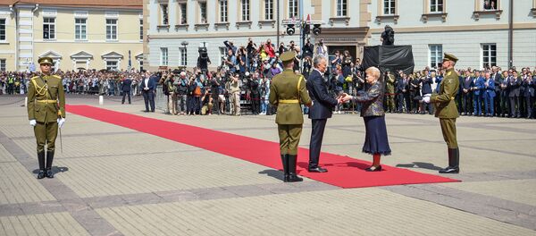 Даля Грибаускйте передает печать новому президенту Литвы Гитанасу Науседе, 12 июля 2019 года - Sputnik Литва