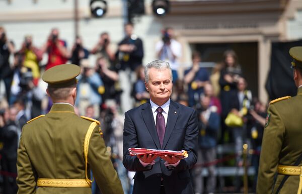 Грибаускайте передала президентский дворец новому главе Литвы Грибаускайте передала президентский дворец новому главе Литвы - Sputnik Литва