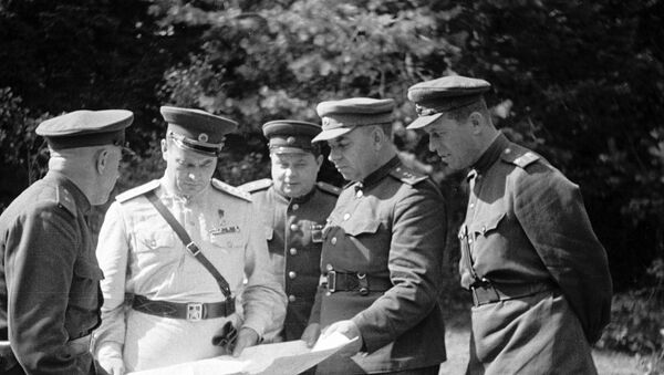 Генерал армии Иван Черняховский со своими боевыми соратниками обсуждает план штурма Вильнюса, архивное фото - Sputnik Lietuva