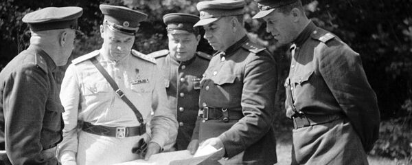 Генерал армии Иван Черняховский со своими боевыми соратниками обсуждает план штурма Вильнюса, архивное фото - Sputnik Литва