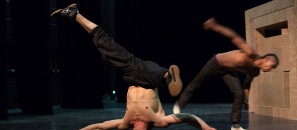 Артисты цирка El Nucleo (Франция) - Sputnik Литва