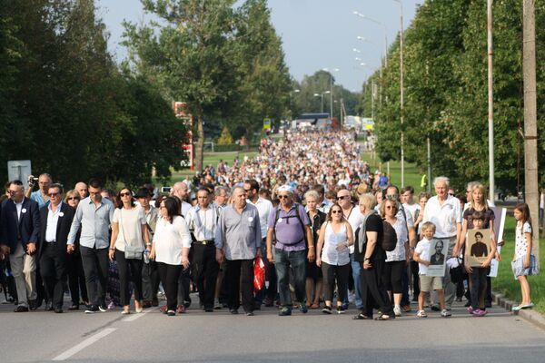 Колонна Марша живых растянулась на километр - Sputnik Литва