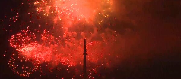 Салют в Москве на 75-летие освобождения Вильнюса от немецко-фашистских захватчиков - Sputnik Литва