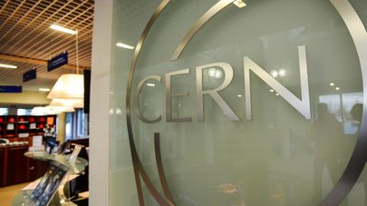 Табличка в фойе Европейской организации по ядерным исследованиям (CERN) в Женеве, архивное фото