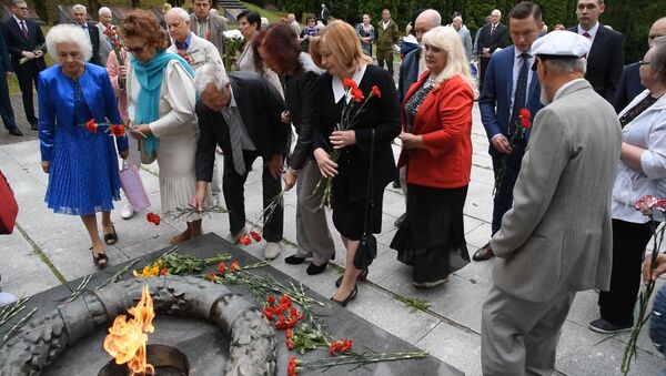 В Вильнюсе зажгли Вечный огонь в честь 75-летия освобождения от фашистов - Sputnik Литва