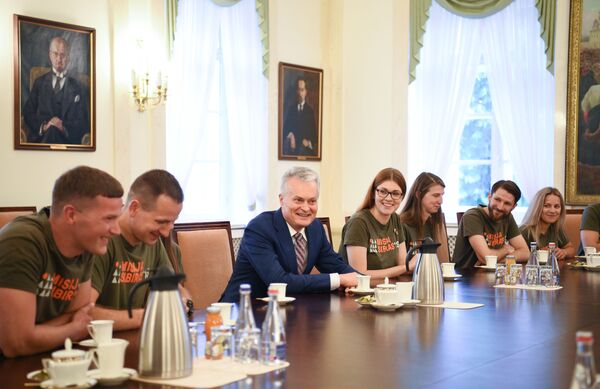 Президент Литвы встретился с участниками проекта Миссия Сибирь Президент Литвы встретился с участниками проекта Миссия Сибирь - Sputnik Литва