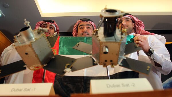 Макет спутника DubaiSat-2 на пресс-конференции в Дубае, архивное фото - Sputnik Lietuva