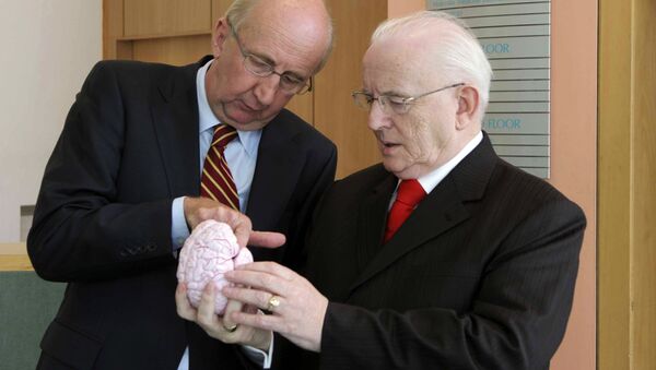 Ученые держат в руках мозг человека, страдавшего болезнью Альцгеймера, архивное фото - Sputnik Lietuva