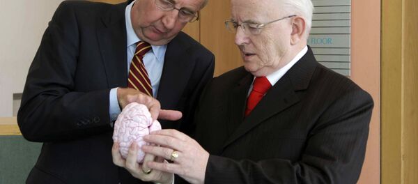 Ученые держат в руках мозг человека, страдавшего болезнью Альцгеймера, архивное фото Ученые держат в руках мозг человека, страдавшего болезнью Альцгеймера, архивное фото - Sputnik Lietuva