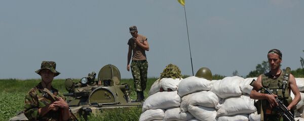 Блокпост украинских военных в населенном пункте Амвросиевка Донецкой области, архивное фото - Sputnik Литва