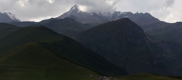 Гора Казбек в Грузии, архивное фото - Sputnik Литва