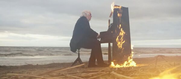 Muzikantas sugrojo degančiu fortepijonu Baltijos jūros pakrantėje Muzikantas sugrojo degančiu fortepijonu Baltijos jūros pakrantėje - Sputnik Lietuva