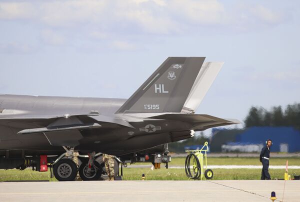 Kokiu tikslu naikintuvai F-35 atskrido į Lietuvą Kokiu tikslu naikintuvai F-35 atskrido į Lietuvą - Sputnik Lietuva