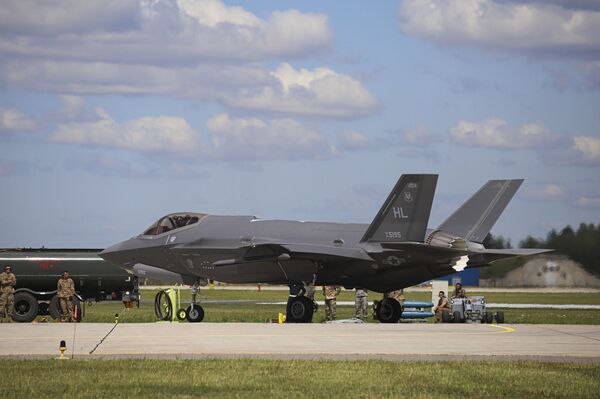 Для чего в Литву прилетели американские истребители F-35 - Sputnik Литва