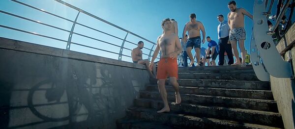 Президент Украины Владимир Зеленский во время купания в Черном море в Одессе, 13 июля 2019 года Президент Украины Владимир Зеленский во время купания в Черном море в Одессе, 13 июля 2019 года - Sputnik Литва