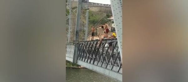 В Португалии обнаженная девушка прыгнула с 45-метрового моста - Sputnik Литва