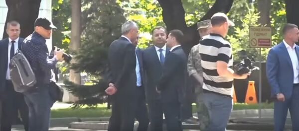 Секундочку!. Зеленский оттолкнул министра обороны Украины Секундочку!. Зеленский оттолкнул министра обороны Украины - Sputnik Lietuva