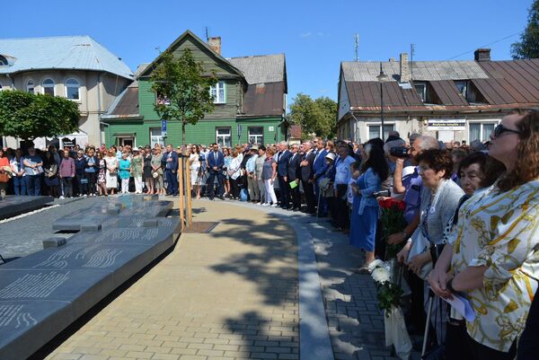 Jurbarke atidengtas Sinagogų aikštės memorialas Jurbarke atidengtas Sinagogų aikštės memorialas - Sputnik Lietuva