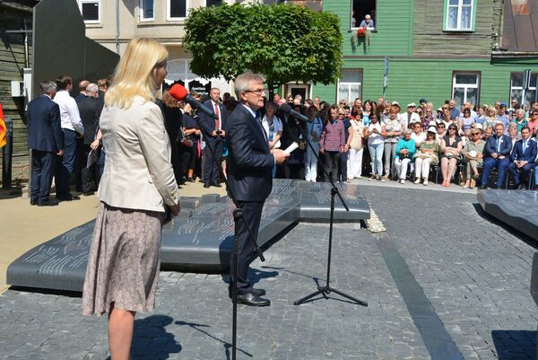 Jurbarke atidengtas Sinagogų aikštės memorialas Jurbarke atidengtas Sinagogų aikštės memorialas - Sputnik Lietuva