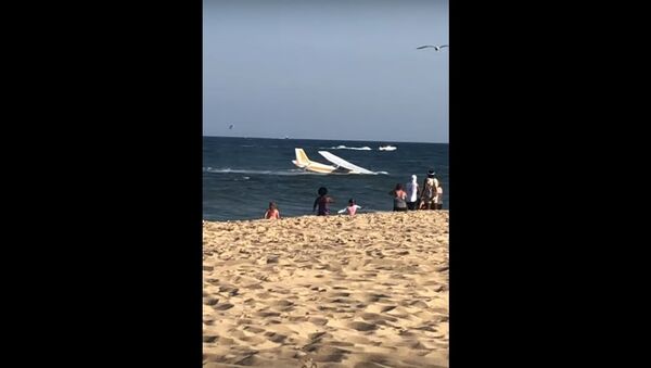 Пилот аварийно посадил самолет в океан у американского пляжа - Sputnik Литва