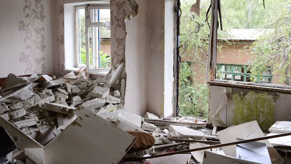 Квартира в жилом доме в Краматорске, разрушенная в результате обстрела украинскими силовиками, архивное фото - Sputnik Литва