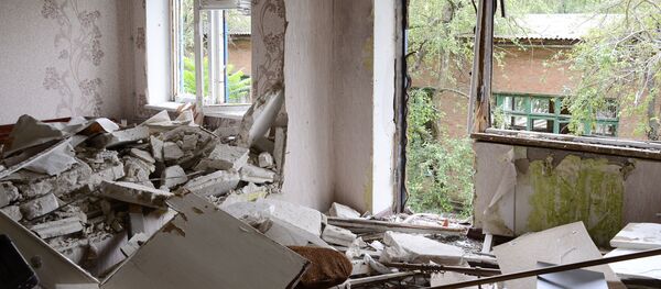 Квартира в жилом доме в Краматорске, разрушенная в результате обстрела украинскими силовиками, архивное фото - Sputnik Литва