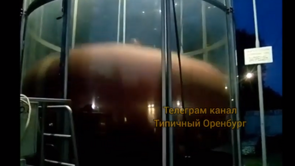 В Сети появилось видео падения мужчины с нового аттракциона в Оренбурге - Sputnik Lietuva