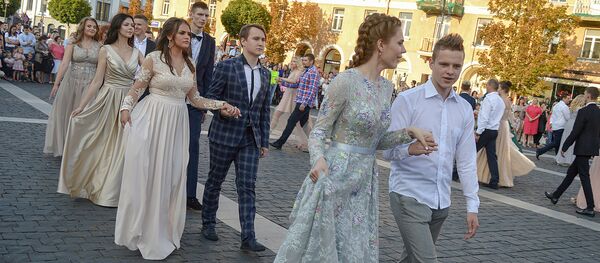 Польские пары станцевали полонез Огинского в центре Вильнюса - Sputnik Литва