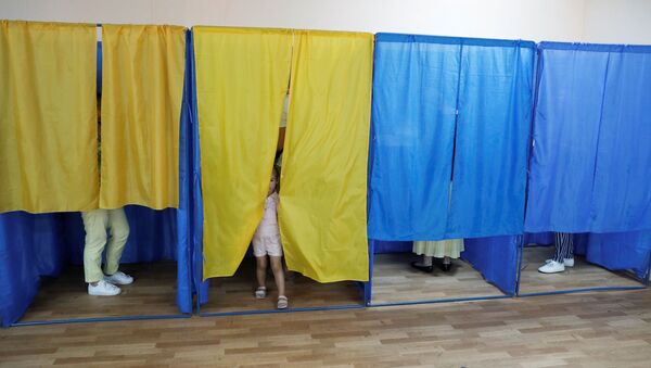 Избиратели во время голосования на выбрах в Раду в Киеве, 21 июля 2019 года - Sputnik Литва