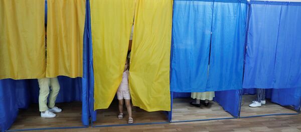 Избиратели во время голосования на выбрах в Раду в Киеве, 21 июля 2019 года - Sputnik Литва