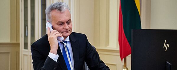 Президент Литвы Гитанас Науседа разговаривает по телефону, 22 июля 2019 года - Sputnik Литва