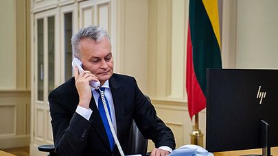 Президент Литвы Гитанас Науседа разговаривает по телефону, 22 июля 2019 года