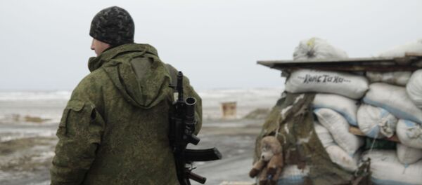 Ополченец на блокпосту в Енакиево в Донецкой области, архивное фото Ополченец на блокпосту в Енакиево в Донецкой области, архивное фото - Sputnik Lietuva