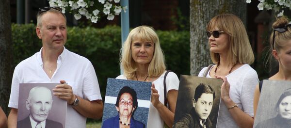 Фотографии погибших в руках потомков - Sputnik Литва