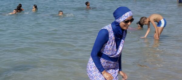 Женщина в буркини на пляже Женщина в буркини на пляже - Sputnik Литва