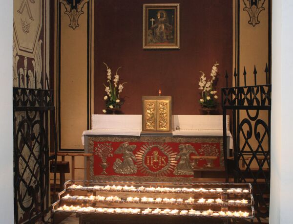 Кафедральный собор Вильнюса, свечи у предела Кафедральный собор Вильнюса, свечи у предела - Sputnik Литва