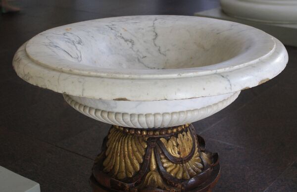 Кафедральный собор Вильнюса, чаша для омовения рук у входа в костел Кафедральный собор Вильнюса, чаша для омовения рук у входа в костел - Sputnik Литва